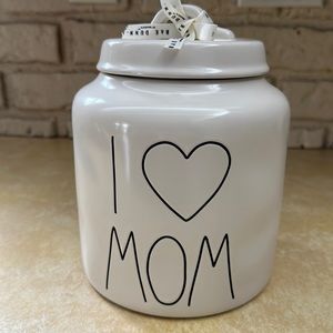 Rae Dunn I ❤️Mom canister.